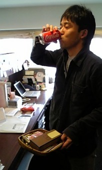 コーラを飲むマネージャーさん。