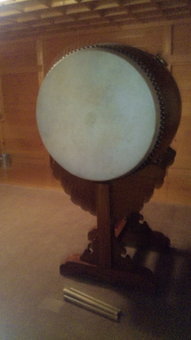 明けの太鼓が鳴り響く